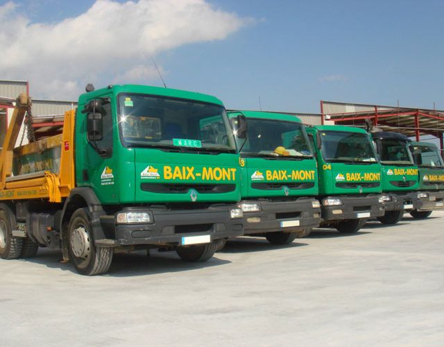 Contenidors Baix-Mont camiones con contenedores
